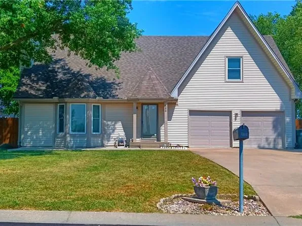 425 Hithergreen Dr, Lansing, KS 66043