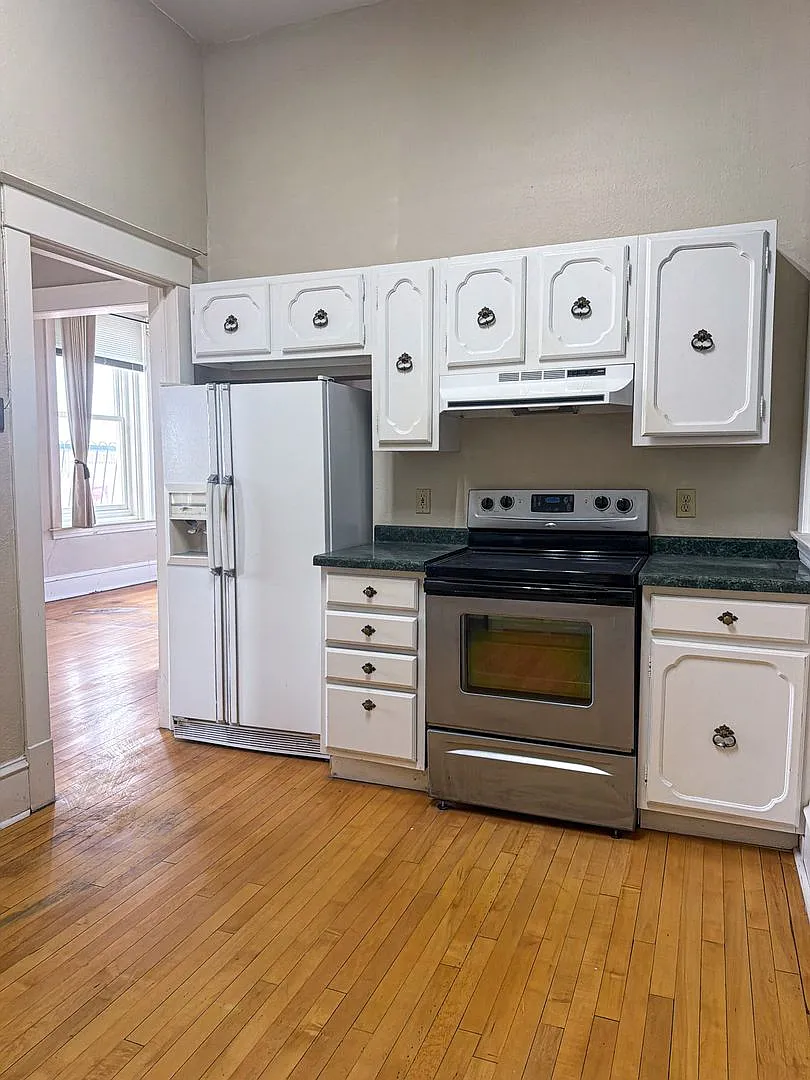 304 DeMers Ave — Photo 2