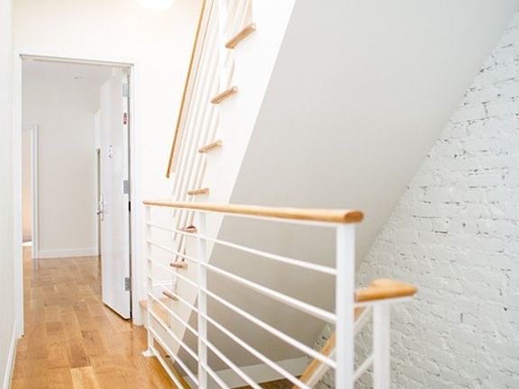 4th image of 303 Woodbine St #3#