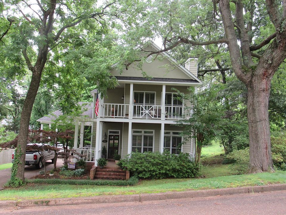 1st image of 703 Irene St