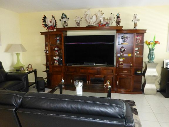 5th image of 402 Greenbrier A #402