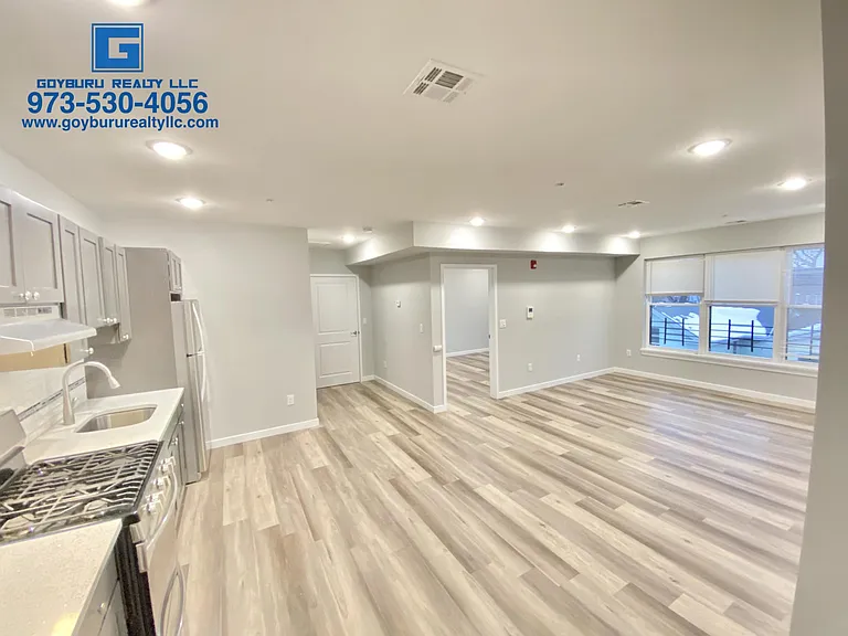 100 Carroll St #203-303-403 — Photo 2