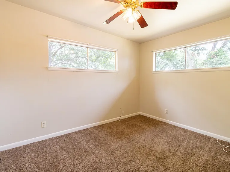 609 W Texas Ave — Photo 24
