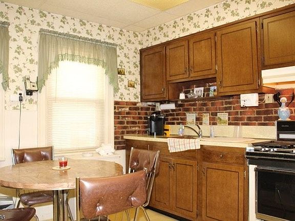 4th image of 106 Hague St Floor 2