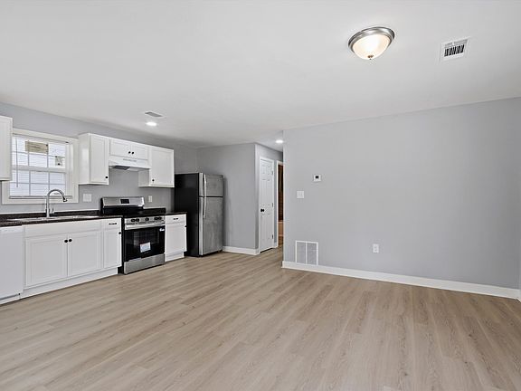 5th image of 823 Marianna St