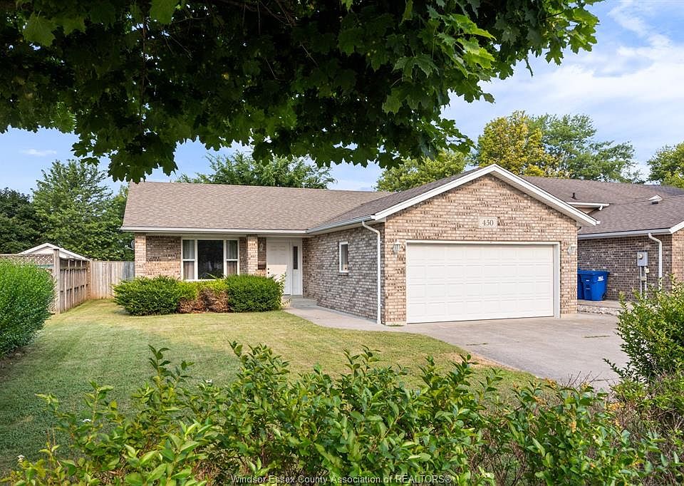 1st image of 450 Thorn Ridge Cres