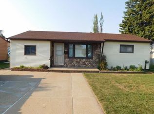 206 12th St NW, Mandan, ND 58554