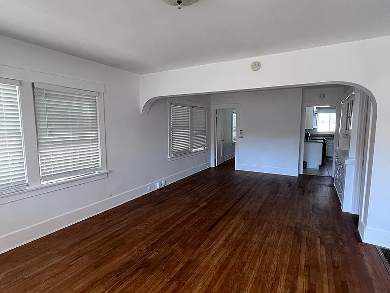 415 W 8th St — Photo 3