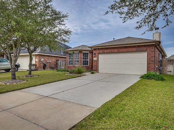 Great curb appeal, well landscaped with sprinkler system!