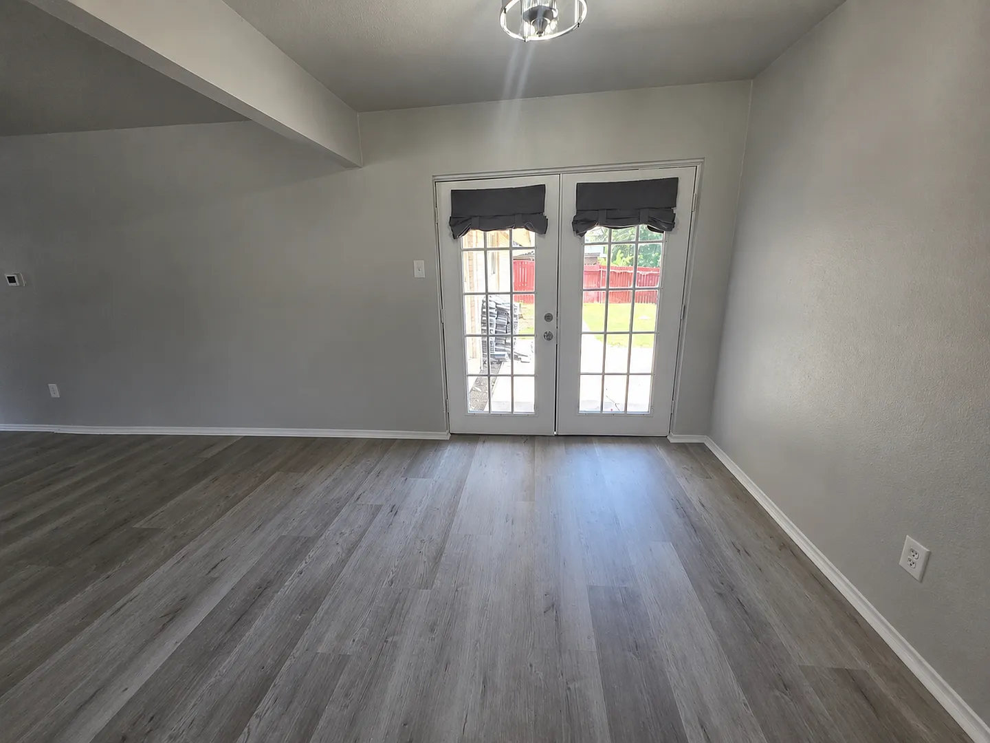 3 Bedroom/2 Bathroom/2 Covered Parking Places - Remodeled — Photo 4