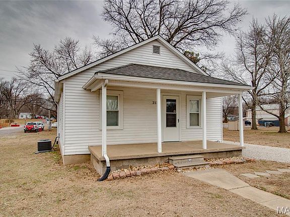 3rd image of 213 Rose Ave