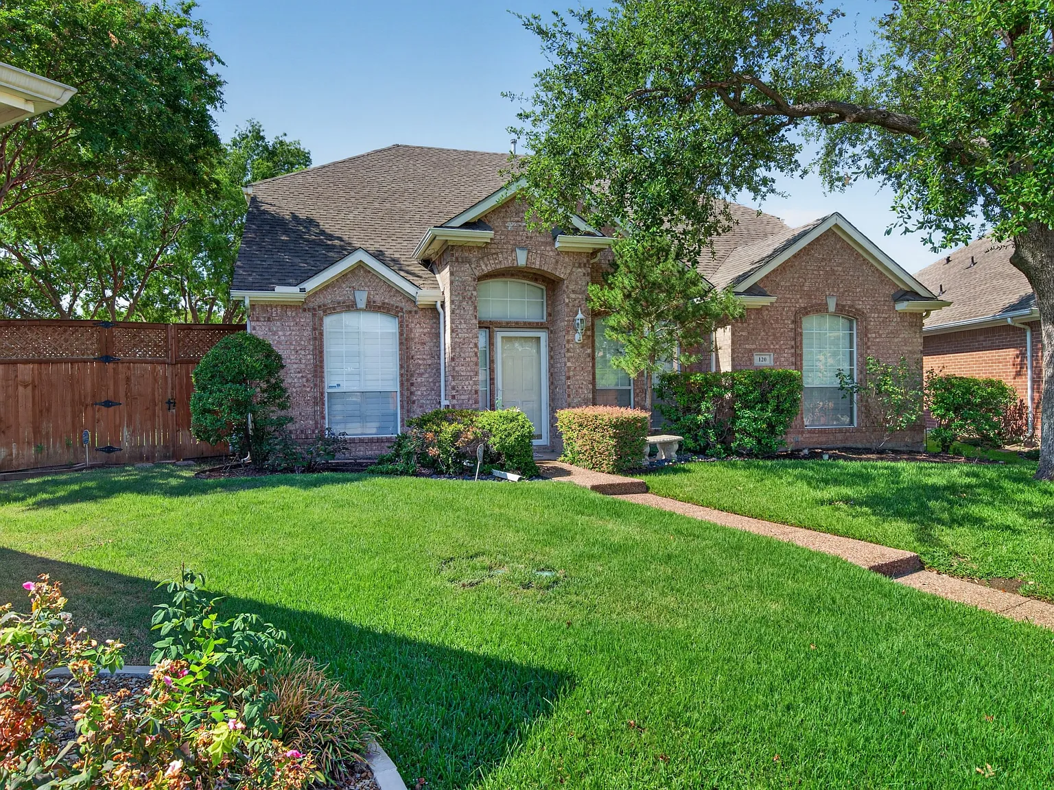 3 bed, 2.5 bath, 2324 sqft, $3,000 — Photo 2