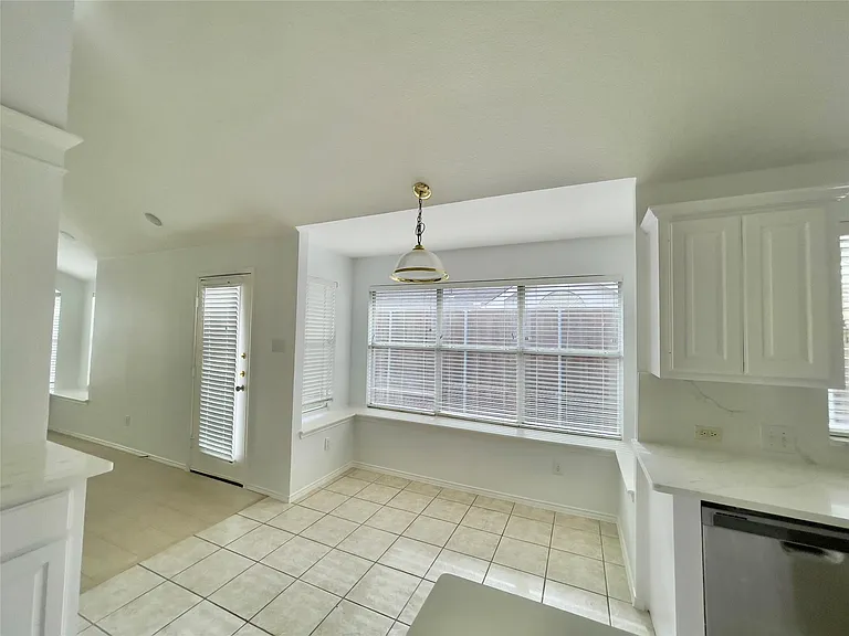 11002 Tree Shadow Ln — Photo 3