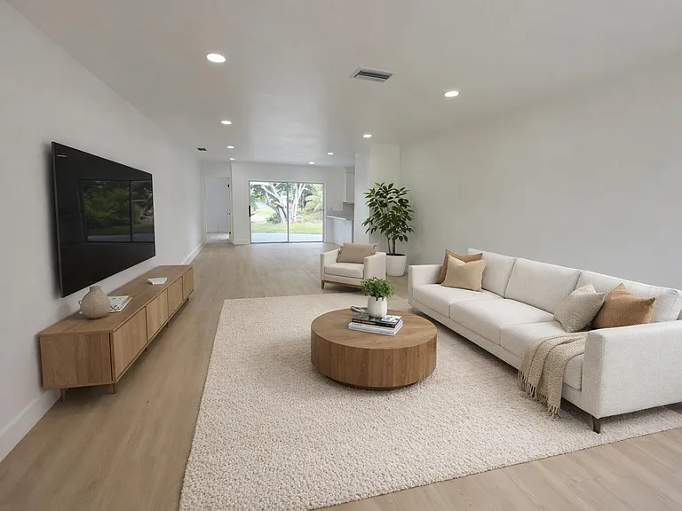 6811 NW 32nd Ave — Photo 2