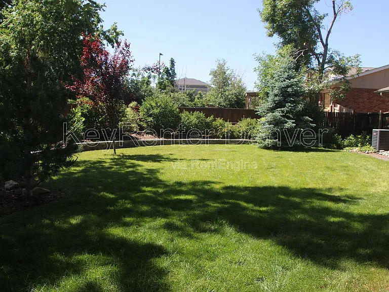 1070 S Elmira St — Photo 34