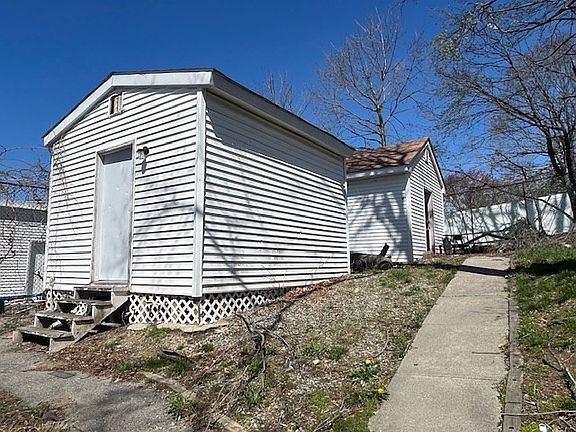 5th image of 1814 Pleasant St