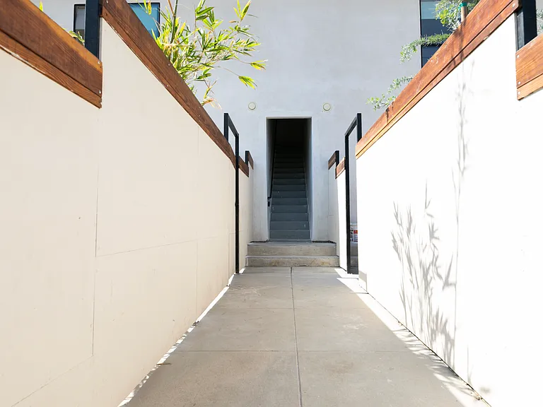 121 N Berendo St — Photo 8