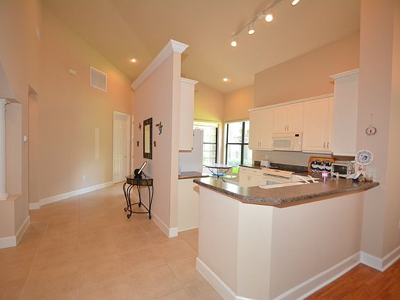 4th image of 16 River Point Dr