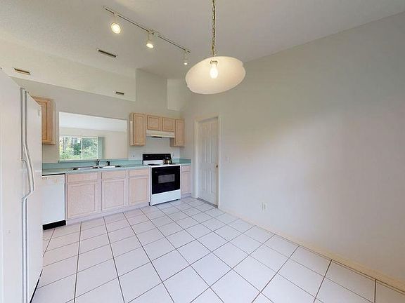5th image of 17 Burland Pl