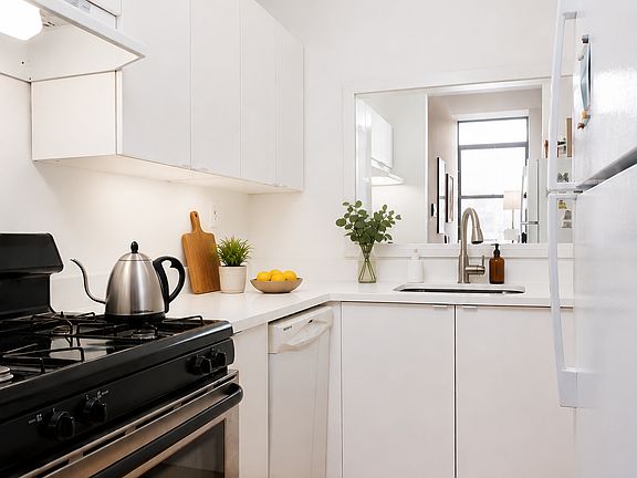 3rd image of 1 Rockwell Pl APT 2C
