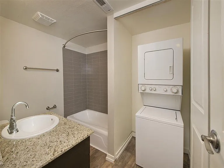 Harrison Tower Apartment Homes — Photo 9