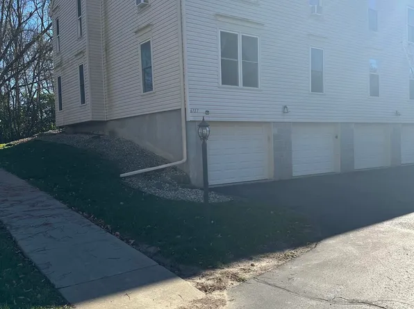 6717 Park Edge Dr APT B, Madison, WI 53719