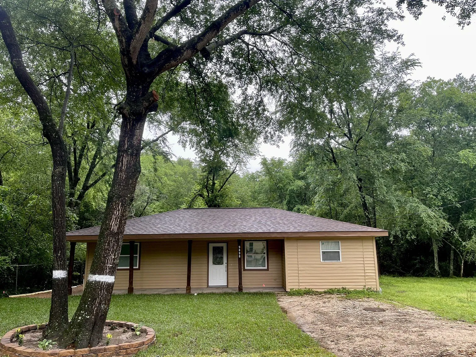 3 bed, 2.0 bath, 1000 sqft, $1,300 — Photo 1