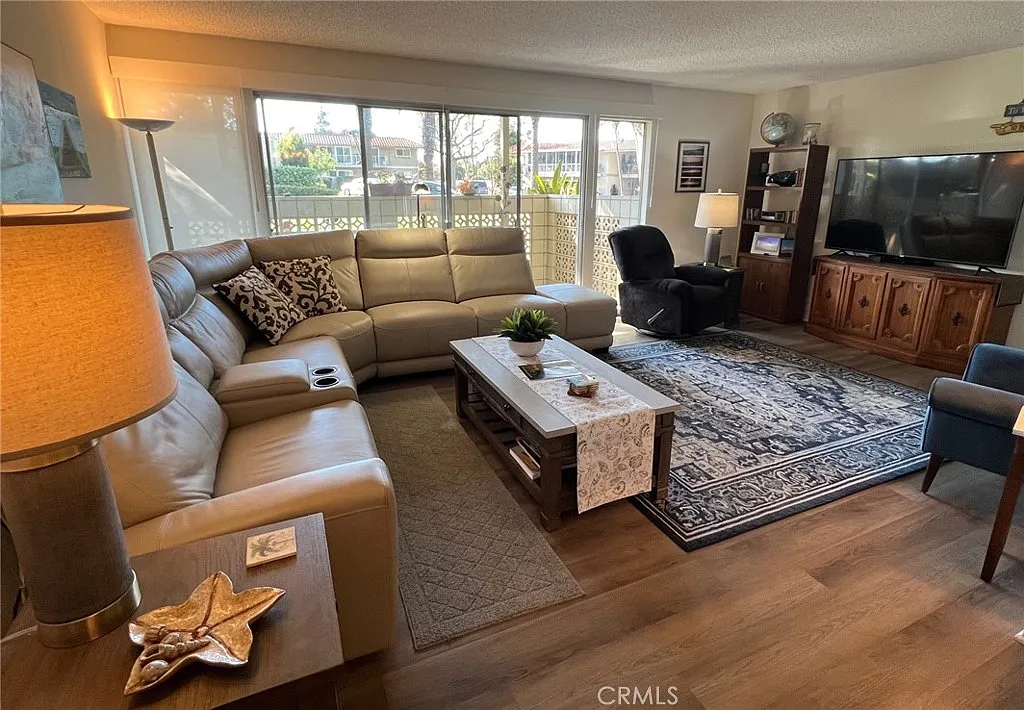 2 bed, 2.0 bath, 1040 sqft, $2,800 — Photo 3