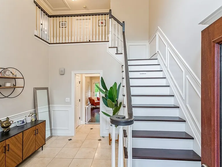 20 Holland Ave — Photo 2
