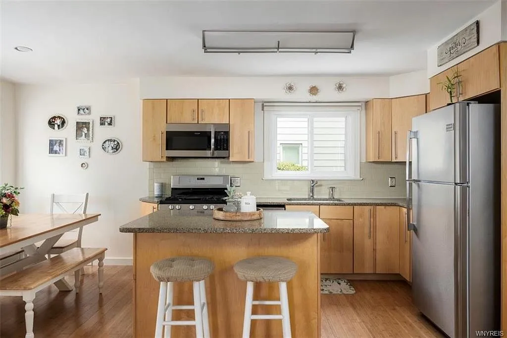 3 bed, 1432 sqft, $2,200 — Photo 3