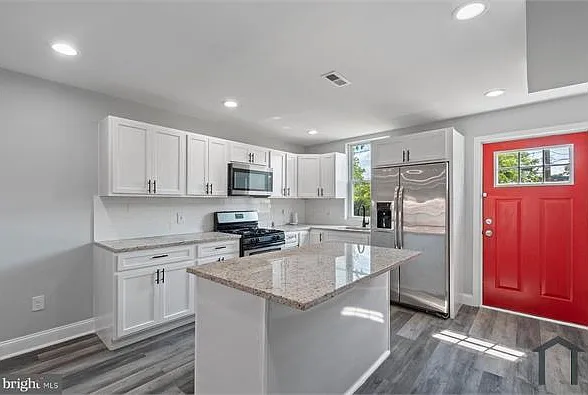 5300 Maple Ave — Photo 1