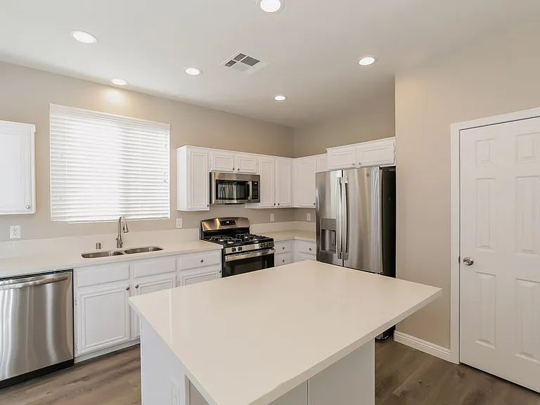 1004 Siena Hills Ln — Photo 8