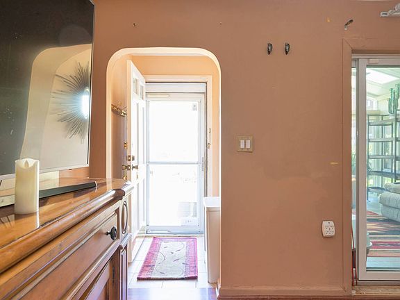 5th image of 264-26 Langston Ave Floor 1