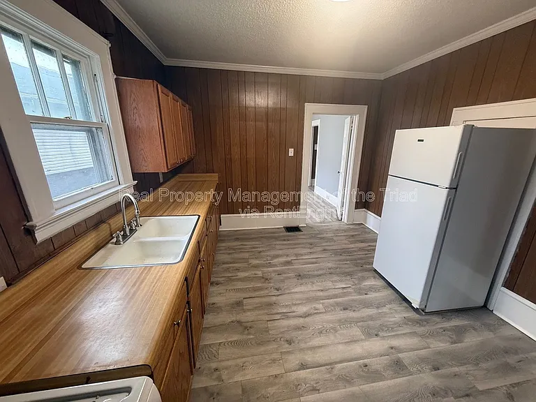 1514 E 1st St — Photo 3