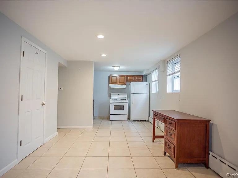 237 E Broadway #LOWER — Photo 5