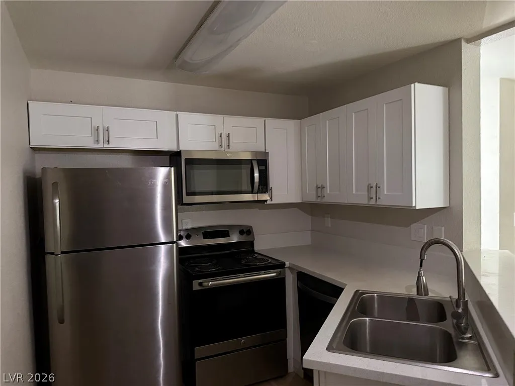 530 Elm Dr — Photo 2