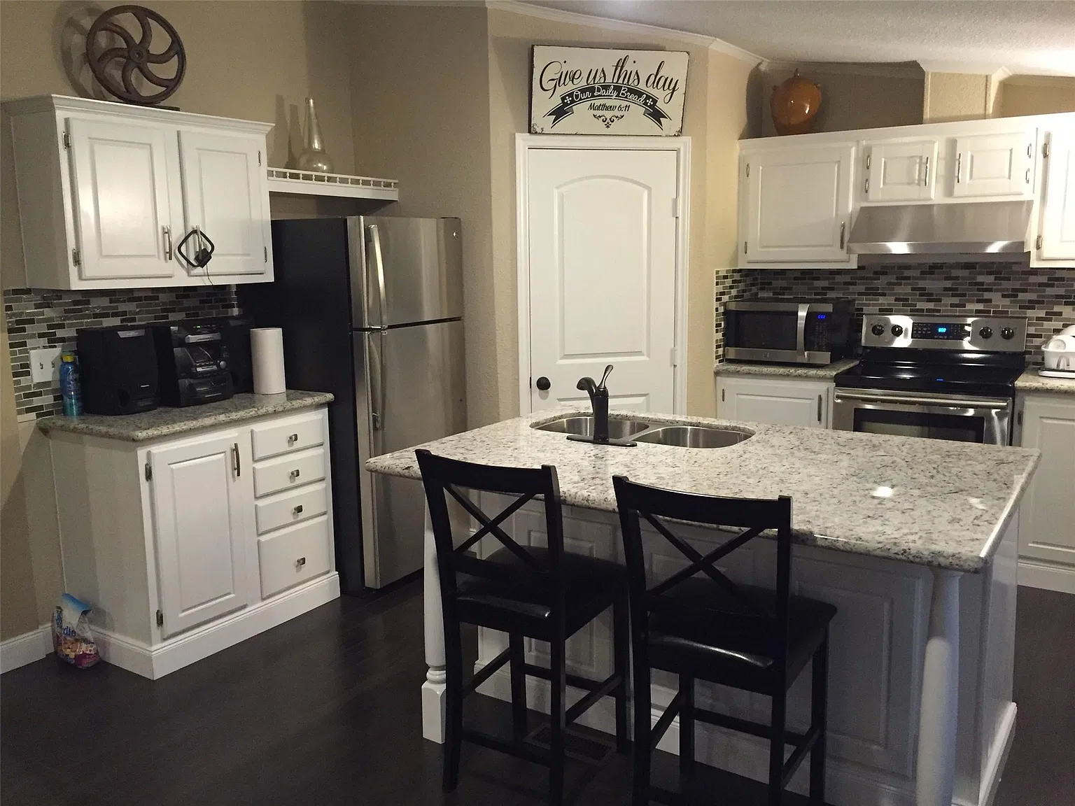 3 bed, 2.0 bath, 720 sqft, $1,550 — Photo 2