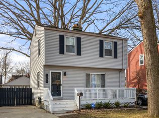 2209 Hampton Rd, Grosse Pointe Woods, MI 48236