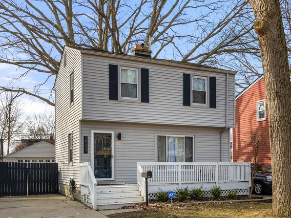 2209 Hampton Rd, Grosse Pointe Woods, MI 48236