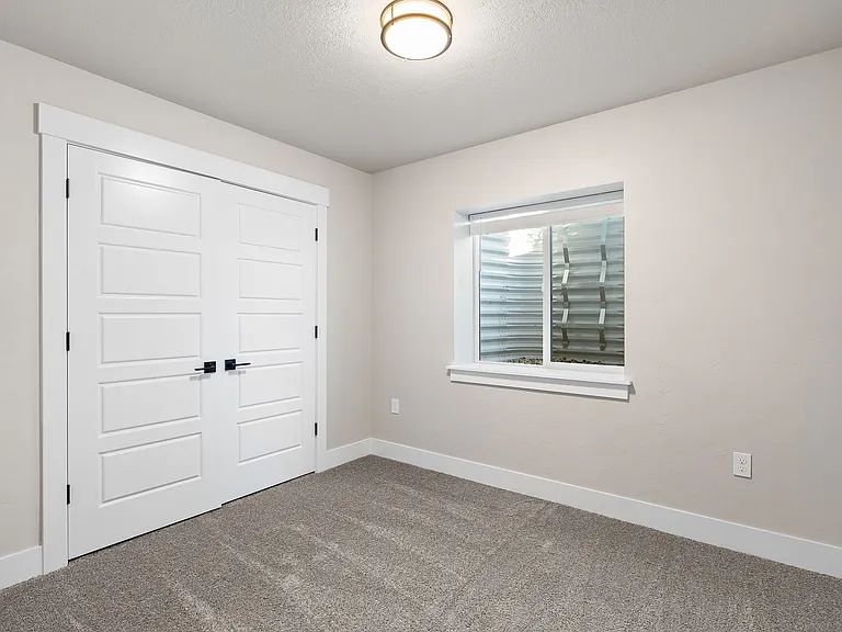 615 N Locust St — Photo 17