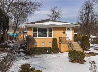 8 W Leslie Ln, Villa Park, IL 60181