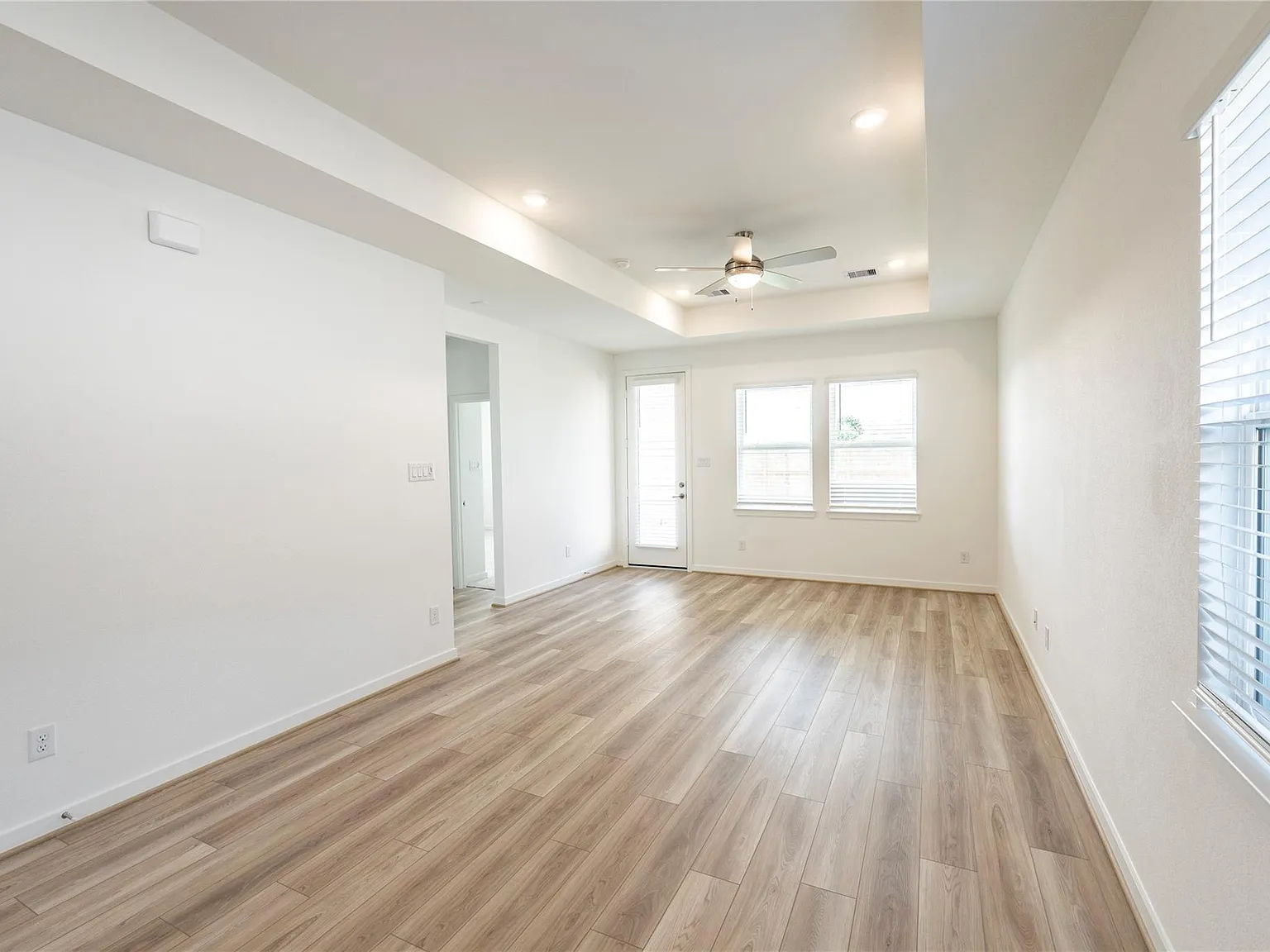 4 bed, 2.0 bath, 1916 sqft, $2,550 — Photo 4