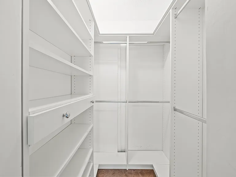 1050 Broughton St — Photo 16