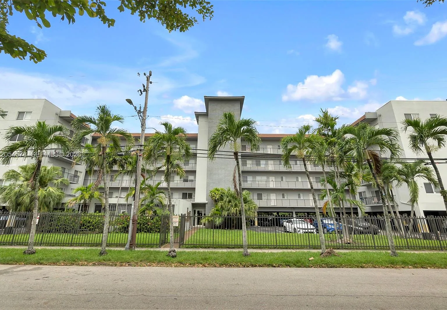 Marbella Apts Condo — Photo 1
