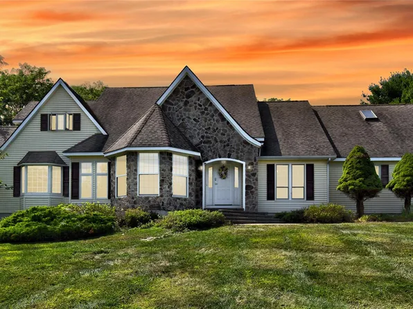 3 Lake View Dr, Goshen, NY 10924