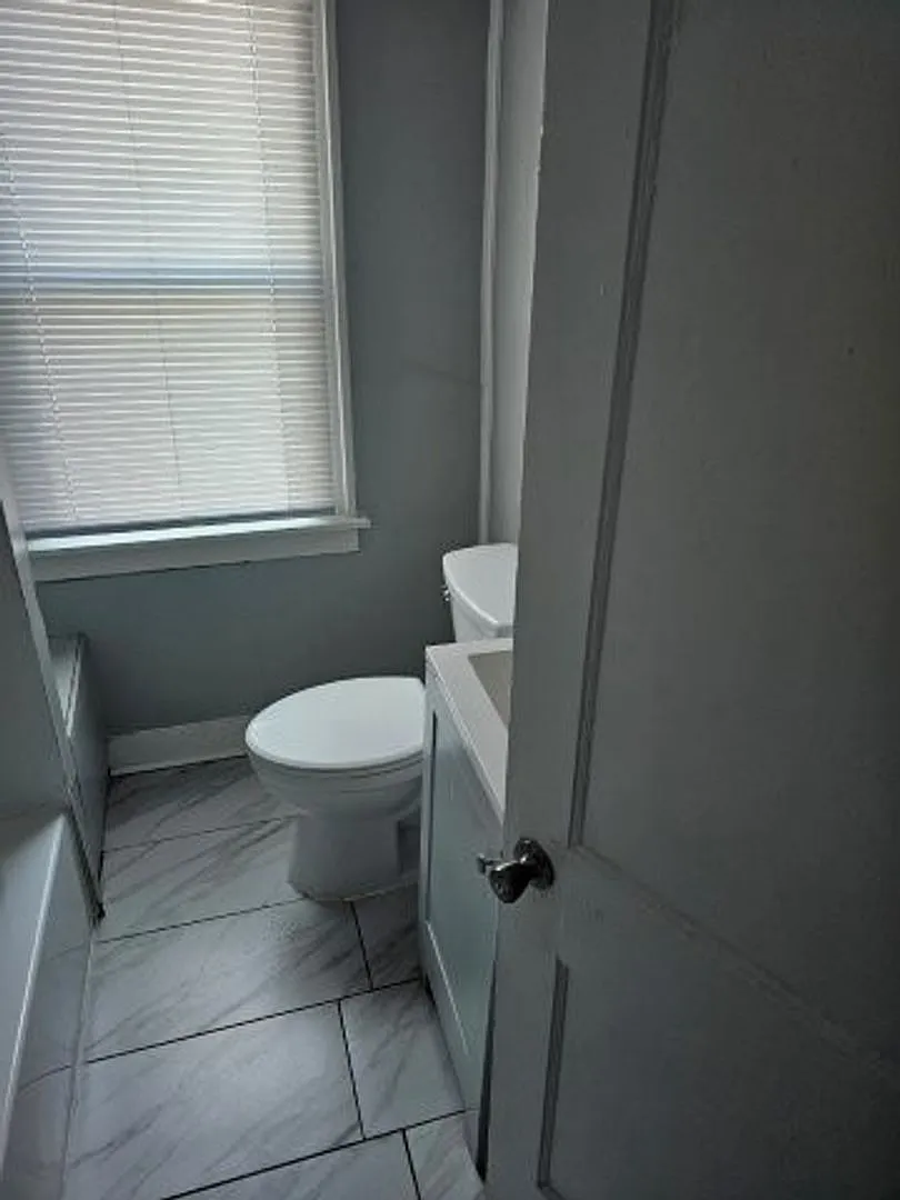 695 Algonquin St- 4 Bed & 1.5 Bath For Rent — Photo 4