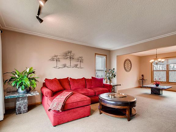 3rd image of 1409 Rushmore Dr