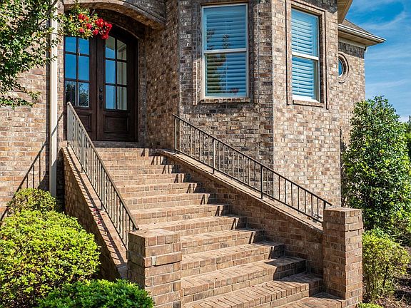 2nd image of 8 Ledge Rock Cv