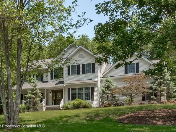 16 Mapleseed Dr, Dallas, PA 18612