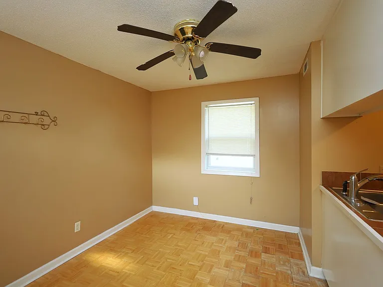 5 Crestwood Cir — Photo 4